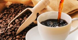 注がれるコーヒーとコーヒー豆