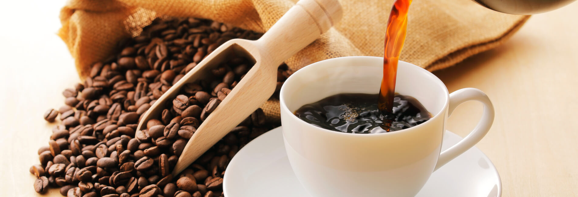 注がれるコーヒーとコーヒー豆